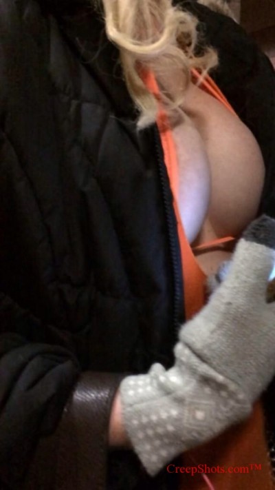 sexy cleavage showing