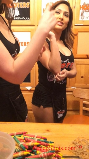 sexy hooters cleavage creep shot
