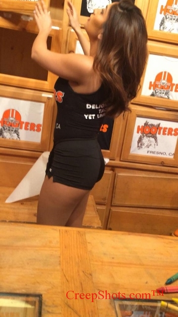 hooters waitress booty