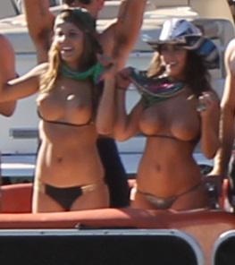 girls flashing their boobs 1