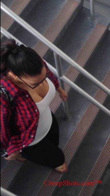 candid down shirt cleavage creep