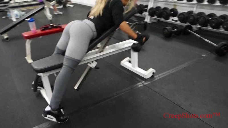 hot gym booty creepshot of a blonde working out