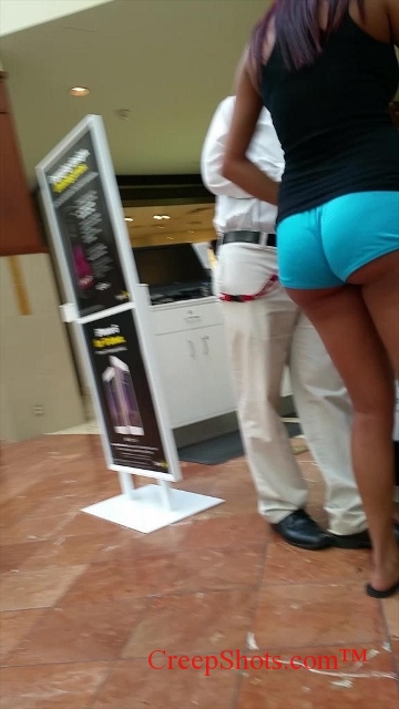 legs and phat booty caught shopping