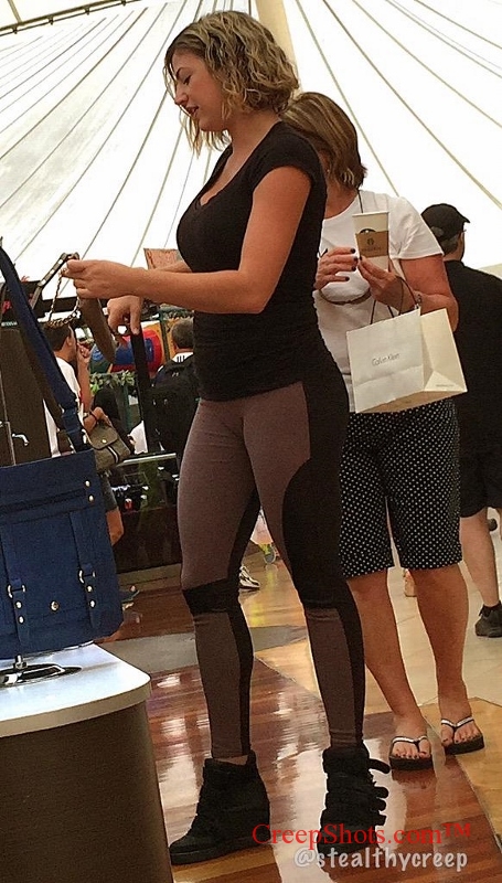 MILF with sexy leggings creepshot
