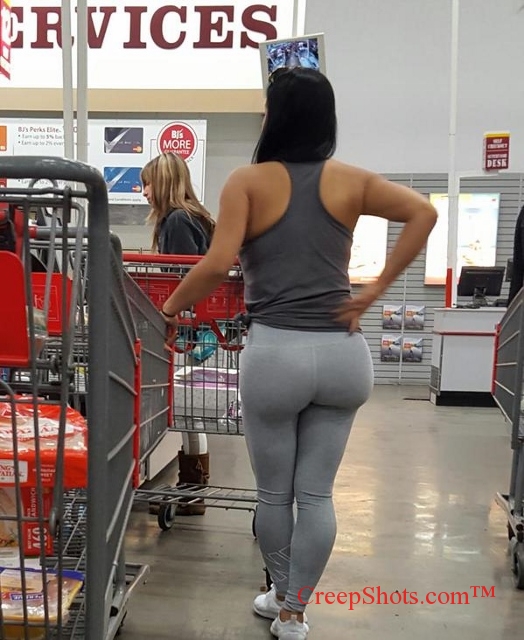 a round thick ass in grey leggings