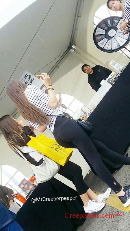 hottie in black leggings creepshot 2