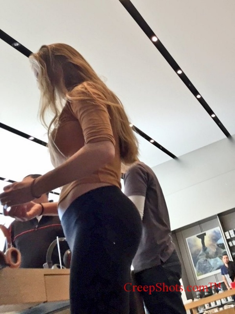 sexy young ass in yoga pants