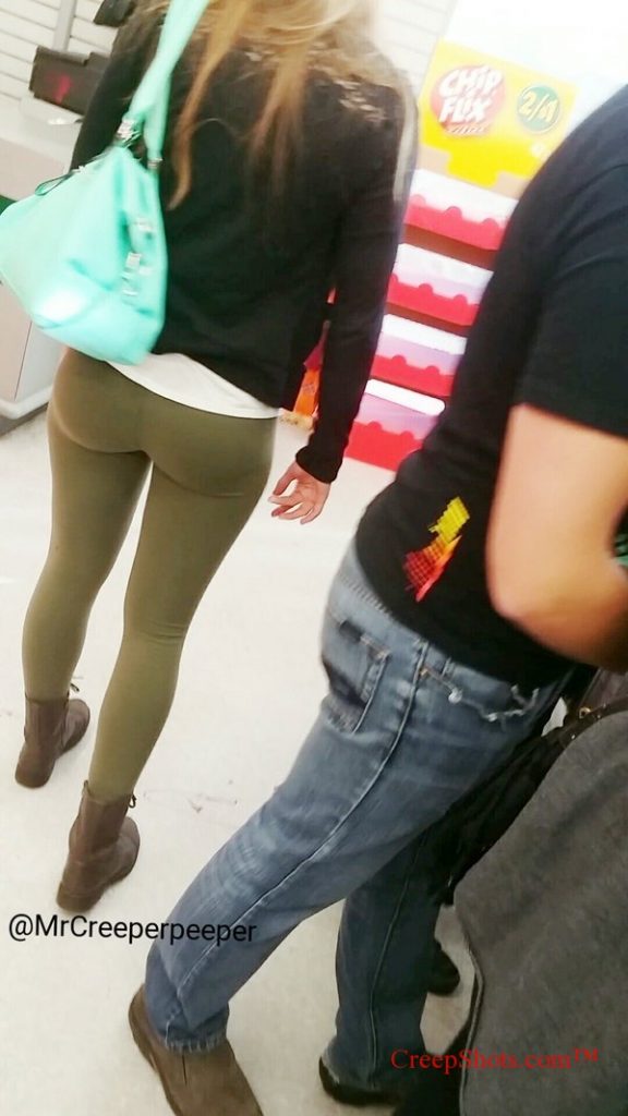 candid booty in leggings creep