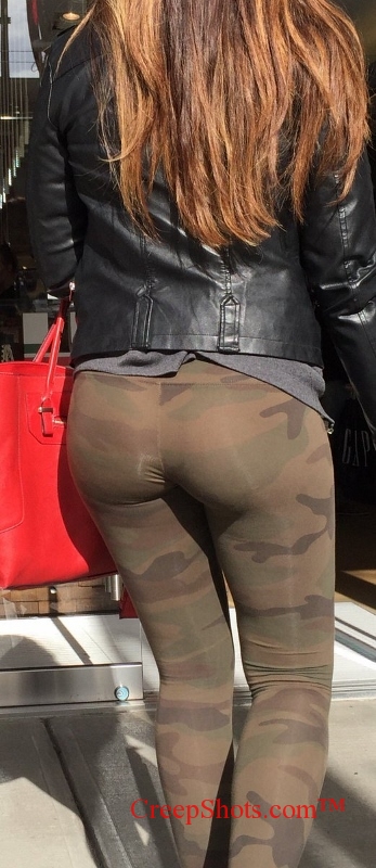 Shiny phat ass creepshot in camo yoga pants