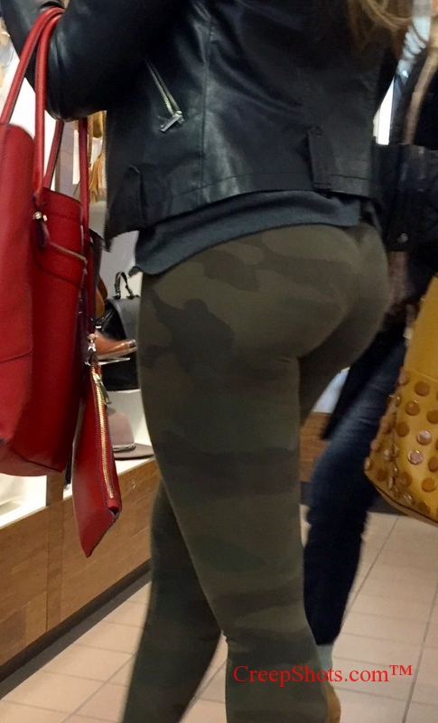 Thick booty in camo leggings