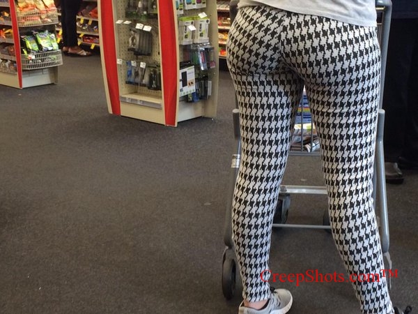 candid ass in dizzy yoga pants