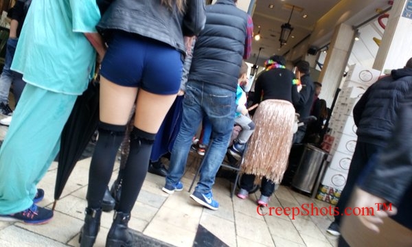 candid ass in blue short shorts