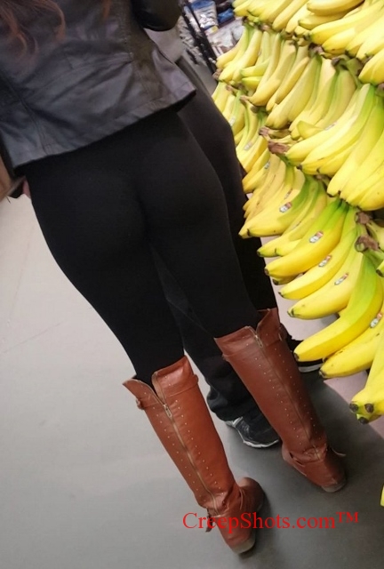 candid hungry ass in yogapants
