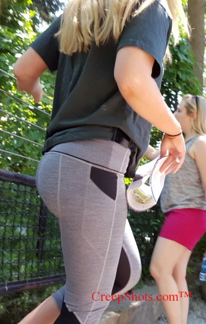 side booty creepshot in leggings