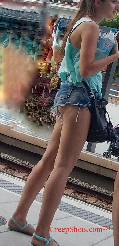 cute-brunette-cutoffs-1