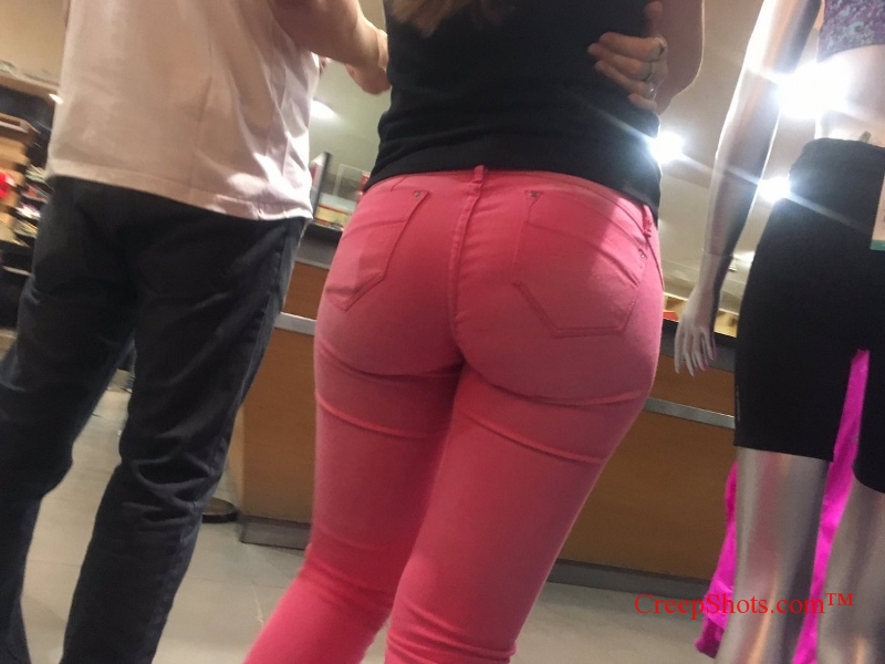thick-ass-in-tight-pink-jeans